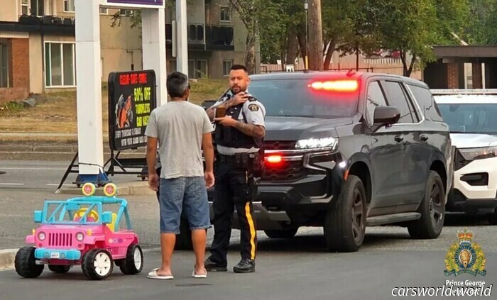 Полиция останавливает взрослого мужчину, ехавшего на детском джипе Barbie, и, как ни странно, всё становится только хуже | Carscoops